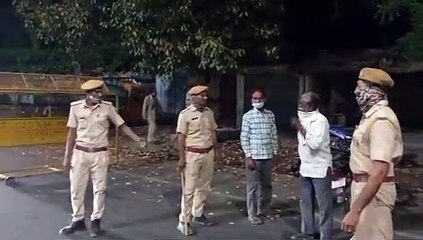 शहर में सभी शिक्षण संस्थान बंद, चार माह बाद कंटेनमेंट जोन बनाए, बल्लियां लगा रास्ता बंद