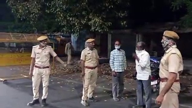 शहर में सभी शिक्षण संस्थान बंद, चार माह बाद कंटेनमेंट जोन बनाए, बल्लियां लगा रास्ता बंद