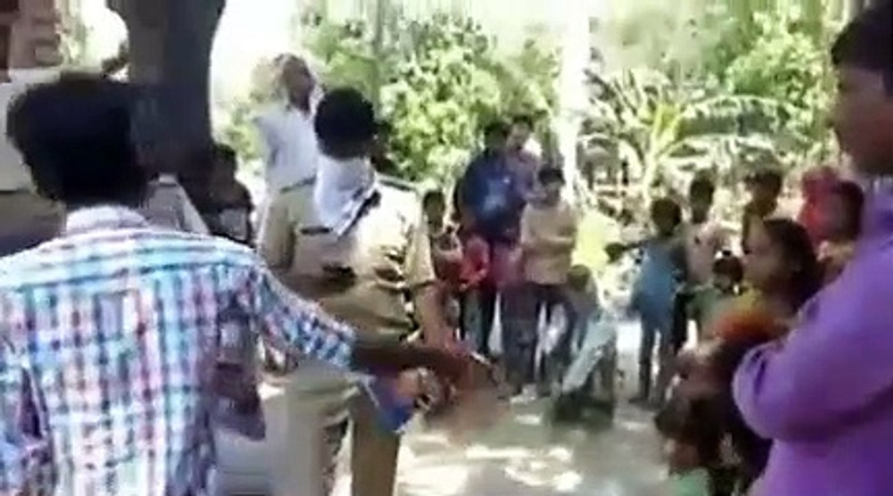 गरीबी से परेशान होकर युवक ने लगाई फांसी,मौके पर पहुंची पुलिस ने बचाई जान