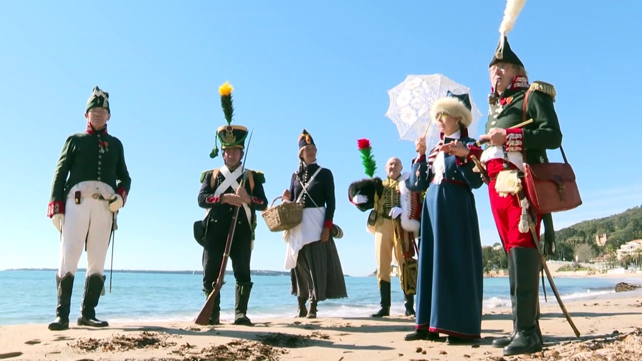 Sur la route Napoléon, les "soldats" de la reconstitution historique fraternisent