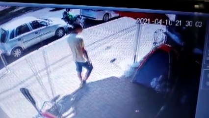 Câmera registra ação de criminoso furtando Corsa na Avenida Brasil