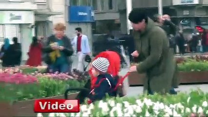Taksim meydanında turistten çocuğuna ilginç koruma