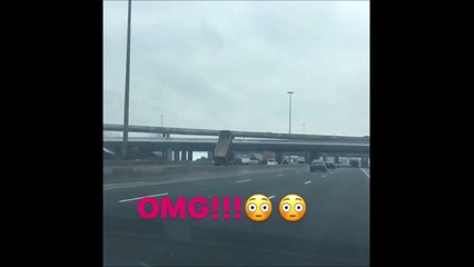 Ce camion a oublié que sa remorque est levée sur l'autoroute