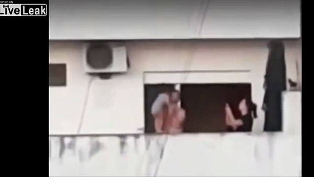 Ces parents indignes font marcher leur bébé sur le rebord du balcon au 7e étage