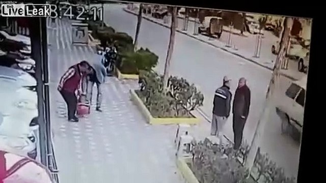 Ils sortent tous indemnes d'un tonneau en voiture... chanceux