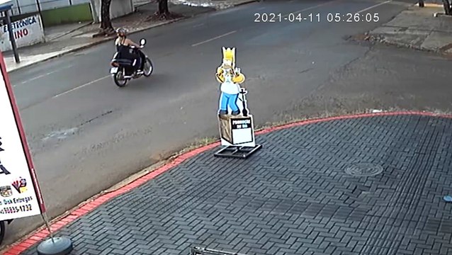 Câmera registra carro atingindo ciclista na Rua Jacarezinho