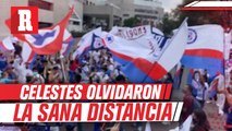 Aficionados de Cruz Azul olvidaron la sana distancia para apoyar al equipo