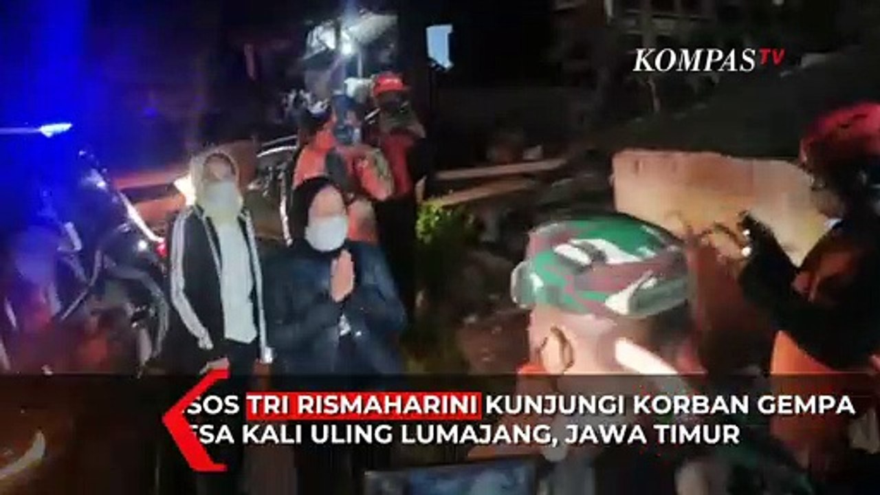 Gaya Mensos Risma Kunjungi Korban Gempa Lumajang Dini Hari