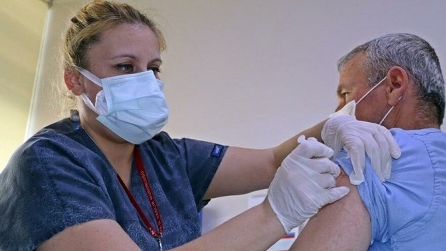 Covid-19 ilk doz aşıyı olduktan sonra virüse yakalananlara sil baştan aşı uygulaması