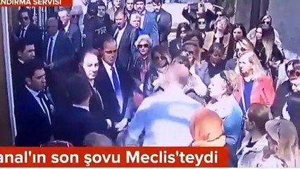 Meclis önünde CHP eylemi: Soyunup tişörtünü Tanal'a verdi