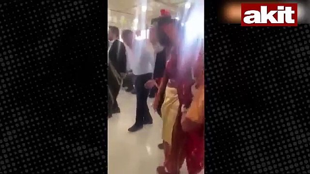 'Tam kapanma şart' diyen Ahmet Davutoğlu halaya durdu