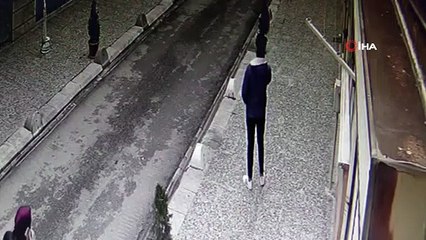 83 yaşındaki kadının, 103 bin dolarını dolandırıcılara kaptırdığı anlar kameralara yansıdı