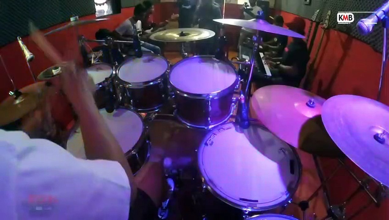 HATI YANG KAU SAKITI - Cipt. ROSSA (COVER Putri Kristya KMB)