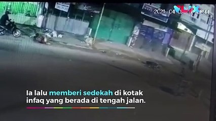 Usai Memberi Sedekah, Wanita Ini Disambar Motor