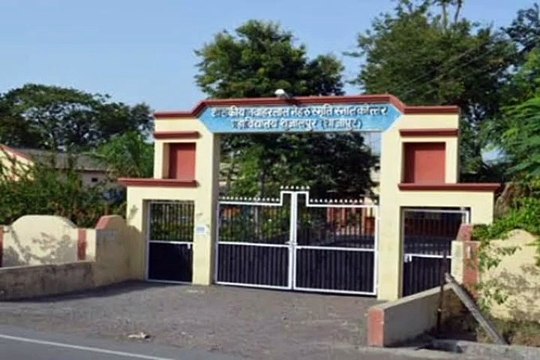 मंत्री व अन्य ने महाविद्यालय परिसर में पहुंच कर साफ सफाई की