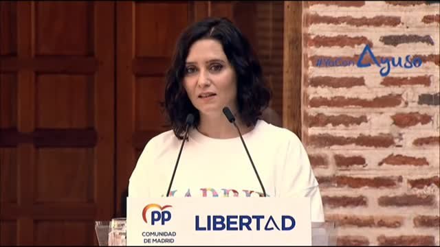 Ayuso defiende un Madrid donde ricos y pobres se entienden en un bar