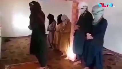 Sekelompok Orang Ini Lakukan Gerakan Salat yang Aneh