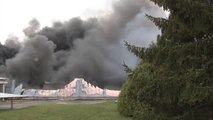 Los bomberos controlan un grave incendio en un polígono industrial de Lugo
