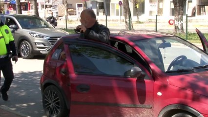 Polis noktasında erkek arkadaşına ceza yazıldığını düşünüp gözyaşlarını tutmadı