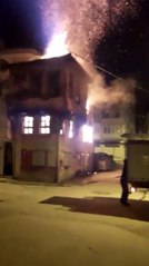 100 yıllık tarihi bina alevlere teslim oldu