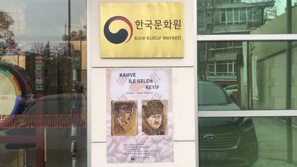 Safranbolulu ressam Sakin Sakarya, öğütülmüş Türk kahvesiyle resim yapıyor