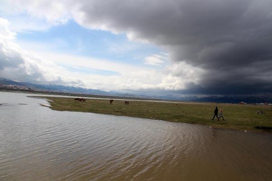 KARLARIN ERİMESİ İLE KURA NEHRİ TAŞTI, OVA GÖLE DÖNDÜ