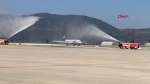 MUĞLA BODRUM'A SEZONUN İLK RUS TURİST KAFİLESİNİ GETİREN UÇAK, SU TAKI İLE KARŞILANDI