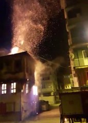 BURSA'DA ASIRLIK BİNA YANGINDA KÜLE DÖNDÜ