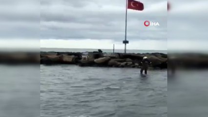 Mendirek üzerinde mahsur kalan köpeği itfaiye kurtardı