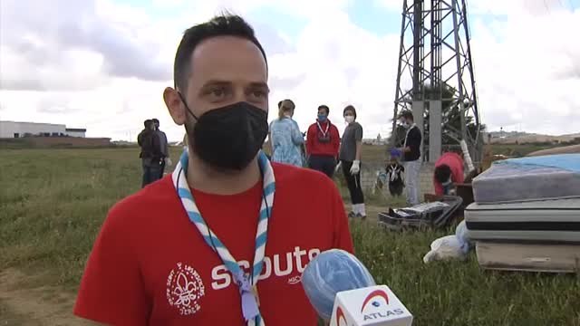 Voluntarios limpian el botellódromo de Jerez