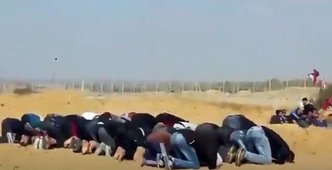 İsrail askerleri namaz kılan insanları vurdu!