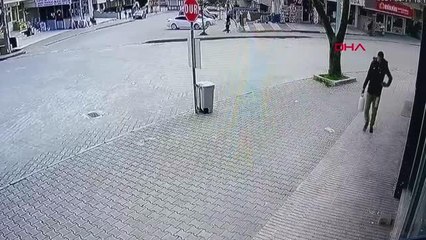 Son dakika haber! BURSA OTOMOBİLİN ÇARPMASIYLA YARALANAN MOTOSİKLET SÜRÜCÜSÜ KAMERADA