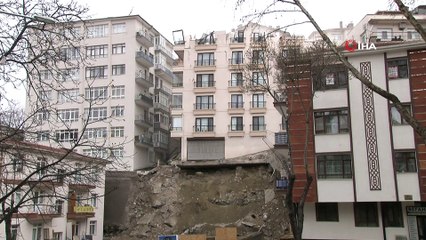 Açelya Apartmanı'nda yıkım devam ederken apartmanda çatlaklar meydana geldi