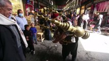 بائع شراب في دمشق يستعد لشهر رمضان وسط اشتداد الأزمة الاقتصادية