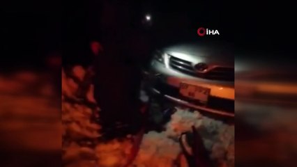 Antalya’da kar yağışından dolayı şarampole yuvarlanan aracı vatandaşlar kurtardı