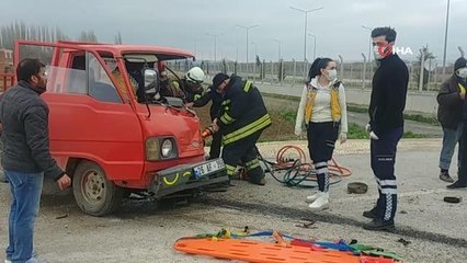Kamyonetlerin kafa kafaya çarpıştığı kazada abla sinir krizi geçirdi: Kardeşim öldü mü?