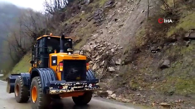 Heyelan sonrası dev kayalar yolu kapattı