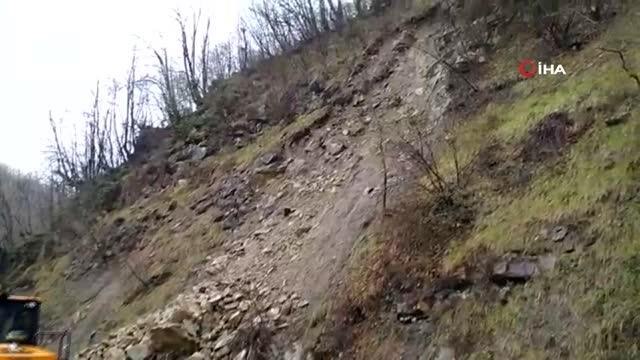 Heyelan sonrası dev kayalar yolu kapattı