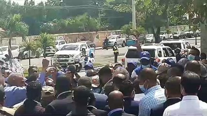 Multitud recibe al presidente Luis Abinader en Poliderportivo de Sabana Perdida