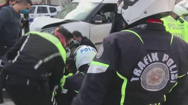 BURSA HAFİF TİCARİ ARACIN ÇARPTIĞI MOTOSİKLETLİ TRAFİK POLİSİ YARALANDI