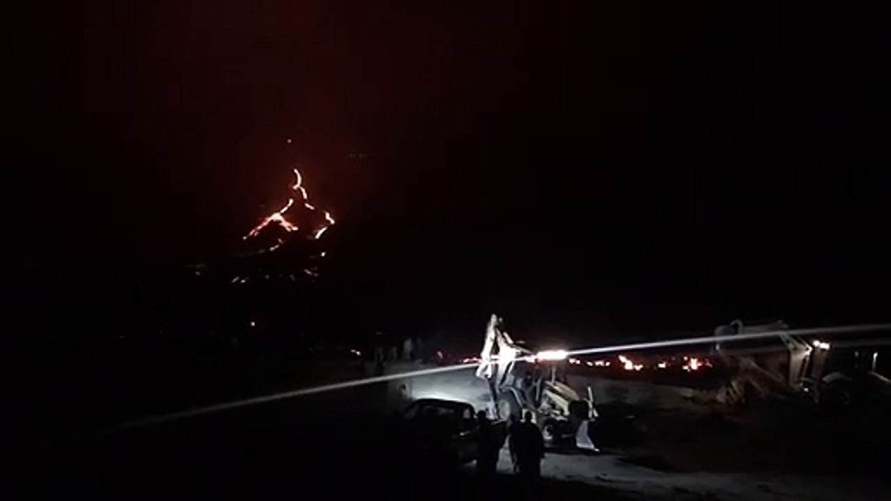 Realizan trabajos para desviar el flujo de lava del volcán de Pacaya