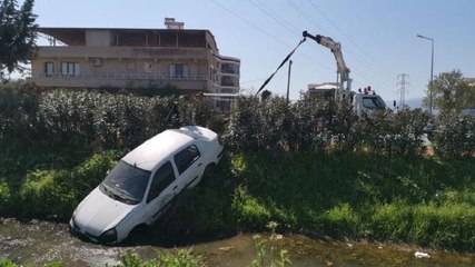 AYDIN'DA OTOMOBİL KANALA UÇTU, SÜRÜCÜ ŞANS ESERİ YARA ALMADI