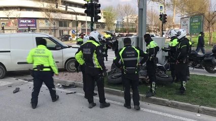 Hafif ticari araçla çarpışan motosikletteki trafik polisi yaralandı