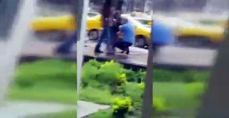 Görenler duygulandı! Yağmur altında titreyen kadına montunu verdi