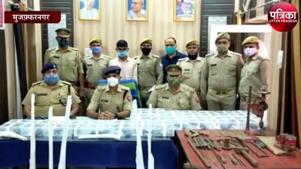 पंचायत चुनाव के बीच जंगल में युवक बना रहा था तमंचे