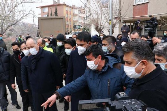 Yıkımı süren binada kızının çeyizini gören baba gözyaşlarına boğuldu, Bakan Kurum hemen müdahale etti
