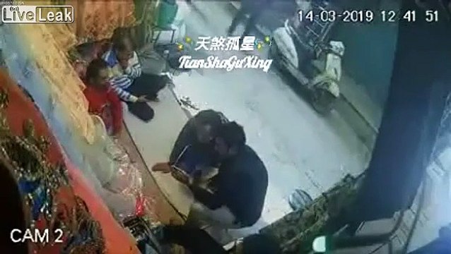 Quand tu regardes tranquillement ton téléphone quand soudain