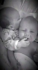 Скачать видео: Ce bébé prête son pouce à son frere jumeau pour qu'il arrête de pleurer