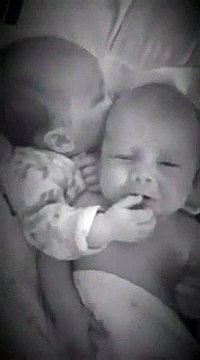 Ce bébé prête son pouce à son frere jumeau pour qu'il arrête de pleurer