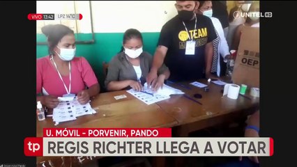 El candidato a la gobernación de Pando, Regis Richter, emitió su voto en compaía